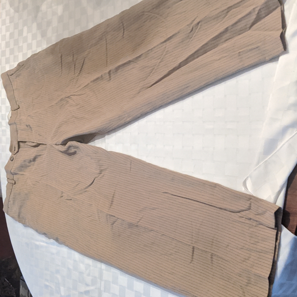 Claiborne Cream with Brown Pinstripe 40x30